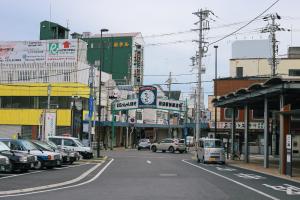 a busy city street filled with lots of traffic at the CUE in Tanabe