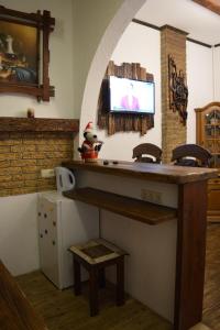 um quarto com uma mesa e uma televisão na parede em Апартаменты центр Головная em Chernivtsi
