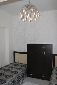 ニジニ・ノヴゴロドにあるApartament on the street Korolenkoのベッドルーム1室(ベッド1台、シャンデリア付)