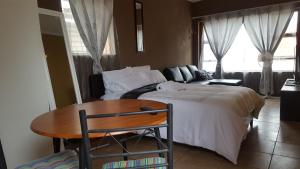 En eller flere senge i et værelse på Let Us accomodation + 20 billeder