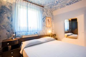 1 dormitorio con cama, espejo y ventana en Apartments Adrijana 736, en Štinjan