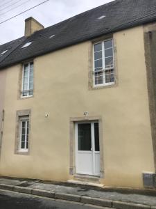 una casa gialla con porta bianca di Chambre Centre Ville de Bayeux a Bayeux