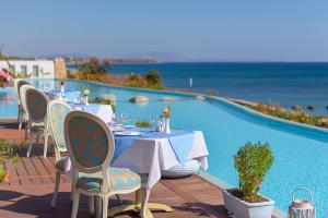 Bazén v ubytovaní Atrium Prestige Thalasso Spa Resort & Villas alebo v jeho blízkosti