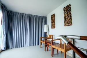 Ein Sitzbereich in der Unterkunft Phi Phi Harbour View Hotel-SHA Extra Plus