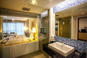 Ein Bett oder Betten in einem Zimmer der Unterkunft Phi Phi Harbour View Hotel-SHA Extra Plus