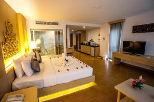 Ein Bett oder Betten in einem Zimmer der Unterkunft Phi Phi Harbour View Hotel-SHA Extra Plus