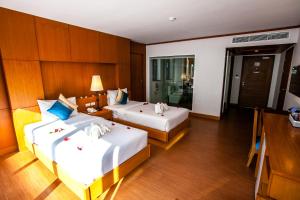 Ein Bett oder Betten in einem Zimmer der Unterkunft Phi Phi Harbour View Hotel-SHA Extra Plus