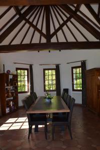 - une salle à manger avec une table et des chaises en bois dans l'établissement Demeure de charme en Normandie, à Canehan