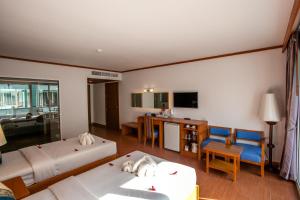 Ein Bett oder Betten in einem Zimmer der Unterkunft Phi Phi Harbour View Hotel-SHA Extra Plus