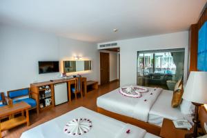 Ein Bett oder Betten in einem Zimmer der Unterkunft Phi Phi Harbour View Hotel-SHA Extra Plus