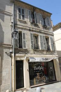 a building with a bike in the window of a store at Chambre et appartements entre le Pont d Avignon et le Palais des Papes in Avignon