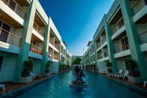 Der Swimmingpool an oder in der Nähe von Phi Phi Harbour View Hotel-SHA Extra Plus