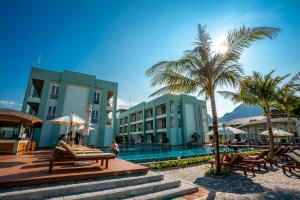 Der Swimmingpool an oder in der Nähe von Phi Phi Harbour View Hotel-SHA Extra Plus