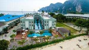 ピピ島にあるPhi Phi Harbour View Hotel-SHA Extra Plusのスイミングプール付きのリゾートの空中ビュー