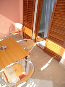 a dining room with a table and chairs at Apartmani Emily in Jezera