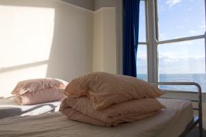 Säng eller sängar i ett rum på The View, Brighton