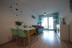 a kitchen and living room with a table and chairs at Apartament Venezia in Kołobrzeg