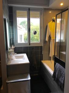 カンヌにあるSantiagoのバスルーム(洗面台、窓付)
