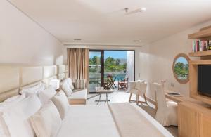 Posezení v ubytování Elounda Bay Palace, a Member of the Leading Hotels of the World