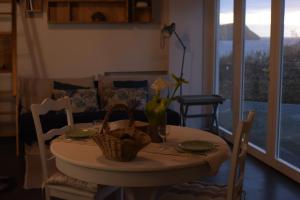 einen Tisch und Stühle mit einem Tisch und einem Sofa in der Unterkunft Canário do Mar - Rural Tourism in Angra do Heroísmo + 12 Fotos