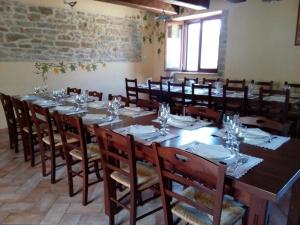 Agriturismo la Torre في بينابيلي: غرفة طعام كبيرة مع طاولة وكراسي طويلة