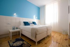 ポルトにあるTurista Da Trindadeのベッドルーム1室(白いベッド1台、青い壁付)
