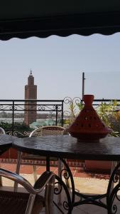 un jarrón sobre una mesa en un balcón en Helnan Chellah Hotel, en Rabat