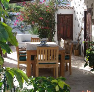 Casa Rural Palomar - Men Only的庭院或其他户外区域