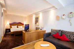 Postel nebo postele na pokoji v ubytování Landidyll Hotel zum Kreuz
