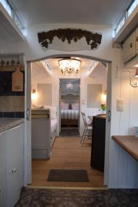 A kitchen or kitchenette at B&B Au Bord De La Source