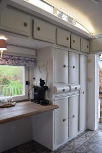 A kitchen or kitchenette at B&B Au Bord De La Source