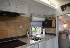 A kitchen or kitchenette at B&B Au Bord De La Source