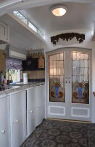 A kitchen or kitchenette at B&B Au Bord De La Source