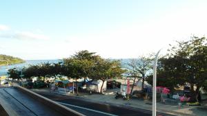 een uitzicht op een straat met tenten en het water bij 小島旅店Island Inn in Nanwan