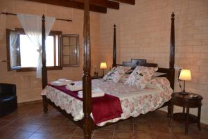 Postel nebo postele na pokoji v ubytování Agroturismo Es Gallicant
