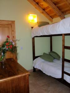 1 dormitorio con 2 literas y escritorio en Posadas Aurelio en San Carlos de Bariloche