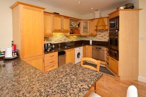 Kuchyň nebo kuchyňský kout v ubytování Apartment 263 - Clifden
