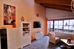 a living room with a tv and a couch at Apartment Leonie in Garmisch-Partenkirchen