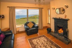 sala de estar con chimenea y vistas al océano en Cottage 259 - Renvyle en Renvyle