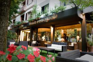 Hotel Tosco Romagnolo tesisinde bir restoran veya yemek mekanı