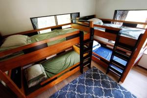 Двухъярусная кровать или двухъярусные кровати в номере Midorian