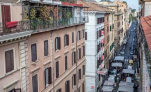 an overhead view of a city street with buildings at Raeli Hotel Floridia in Rome