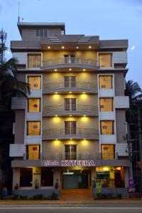 un bâtiment avec un panneau sur son côté dans l'établissement Shesha KUTEERA, à Subrahmanya