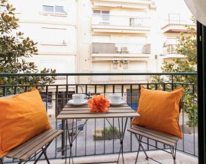 een balkon met een tafel en stoelen bij Apartamentos Elcano in Cambrils