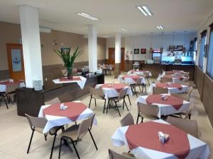 a restaurant with tables and chairs in a room at Hotel Ville House Premium in Canoas