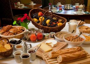 stół z wieloma różnymi rodzajami żywności w obiekcie Logis Arts et Terroirs w mieście Gevrey-Chambertin