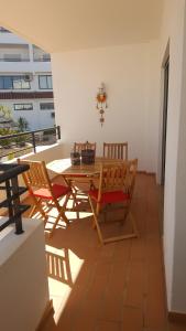 Un comedor con mesa y sillas en un balcón. en Casa Sílvia, en Lagos