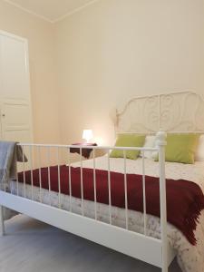 um quarto com uma cama com uma cama branca em Casa Pinù em San Michele di Ganzaria