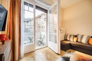 d'un salon avec une porte s'ouvrant sur un balcon. dans l'établissement BpR Orange Dream Apartment, à Budapest
