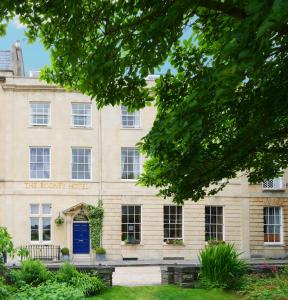 un edificio con una puerta azul delante de él en The Rodney Hotel en Bristol